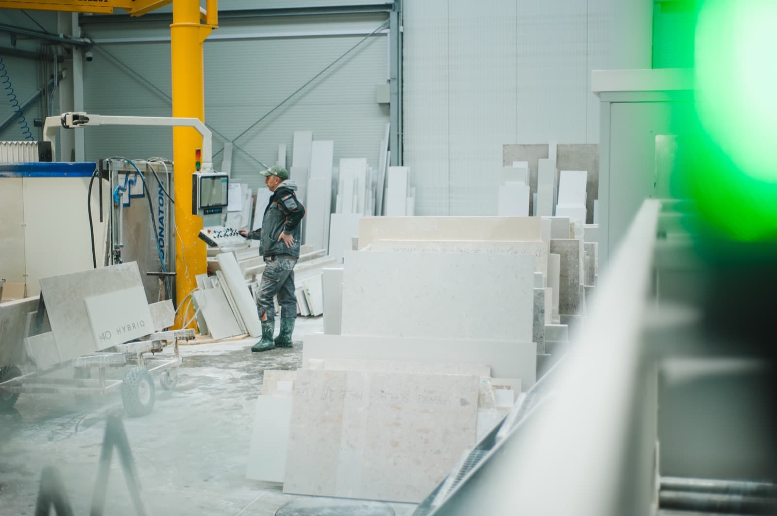 Operator przy konsoli maszyny CNC